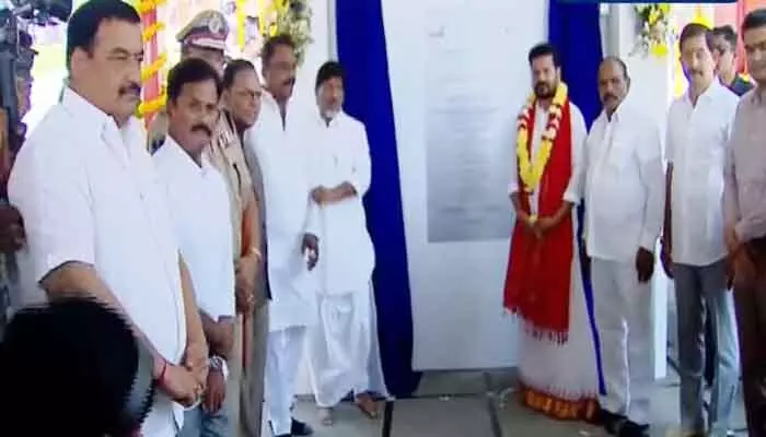 ఓంకారేశ్వర ఆలయానికి సీఎం రేవంత్ శంకుస్థాపన.. పాల్గొన్న డిప్యూటీ సీఎం, మంత్రులు ఓంకారేశ్వర ఆలయానికి సీఎం రేవంత్ శంకుస్థాపన.. పాల్గొన్న డిప్యూటీ సీఎం, మంత్రులు