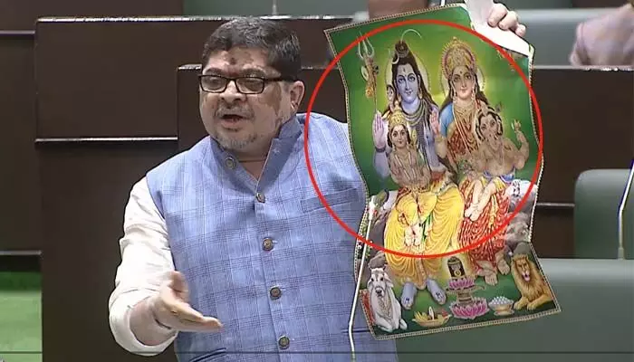 అసెంబ్లీలో శివుని చిత్రపటంతో మంత్రి పొన్నం.. ప్రతిపక్షం అభ్యంతరం అసెంబ్లీలో శివుని చిత్రపటంతో మంత్రి పొన్నం.. ప్రతిపక్షం అభ్యంతరం