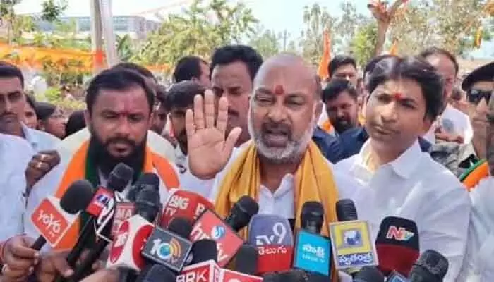 ఉపాధి పని కల్పించడంలో విఫలమైన కాంగ్రెస్ : కేంద్ర మంత్రి బండి సంజయ్ ఉపాధి పని కల్పించడంలో విఫలమైన కాంగ్రెస్ : కేంద్ర మంత్రి బండి సంజయ్