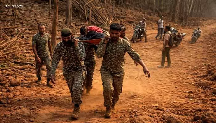 Humanity : గర్భిణిని 5 కిలోమీటర్లు మోసుకొచ్చిన జవాన్లు.. ప్రాణాలు నిలిపిన బృందం Humanity : గర్భిణిని 5 కిలోమీటర్లు మోసుకొచ్చిన జవాన్లు.. ప్రాణాలు నిలిపిన బృందం