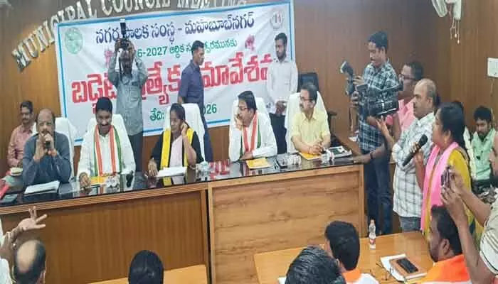 తొలి కార్పొరేషన్ సమావేశంలో కుర్చీల రగడ తొలి కార్పొరేషన్ సమావేశంలో కుర్చీల రగడ