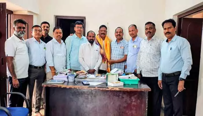 బార్ అసోసియేషన్ అధ్యక్షునికి ఘన సన్మానం బార్ అసోసియేషన్ అధ్యక్షునికి ఘన సన్మానం