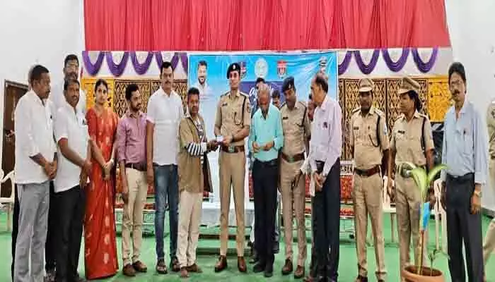డ్రైవర్లకు కంటి చూపు స్పష్టంగా ఉండాలి : పోలీస్ కమిషనర్ గౌస్ ఆలం డ్రైవర్లకు కంటి చూపు స్పష్టంగా ఉండాలి : పోలీస్ కమిషనర్ గౌస్ ఆలం