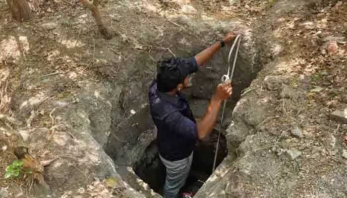 మొలంగూరు ఖిల్లా ప్రాంతంలో పురావస్తు శాఖ అధికారుల పరిశీలన మొలంగూరు ఖిల్లా ప్రాంతంలో పురావస్తు శాఖ అధికారుల పరిశీలన