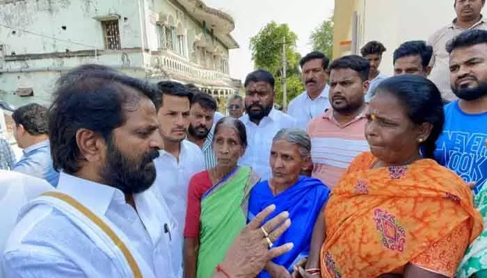 రైల్వే అధికారుల అనాలోచిత నిర్ణయాలతో పేదలకు ఇబ్బందులు రైల్వే అధికారుల అనాలోచిత నిర్ణయాలతో పేదలకు ఇబ్బందులు