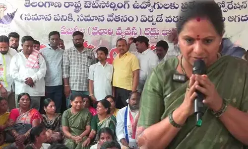 ఆ పాపంలో నాకు భాగస్వామ్యం నన్ను క్షమించండి.. ఔట్ సోర్సింగ్ ఉద్యోగుల మహాధర్నాలో కవిత