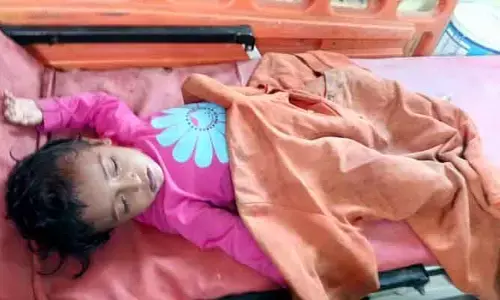 నీటి బ‌కెట్ లో ప‌డి ఏడాదిన్న‌ర చిన్నారి మృతి