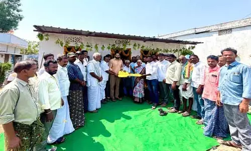 పేద కుటుంబానికి స‌ర్పంచ్, స్నేహితుల అండ