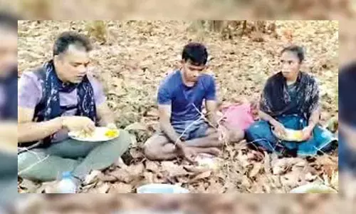 మావోయిస్టుల ఆకలి తీర్చిన ఎస్సై