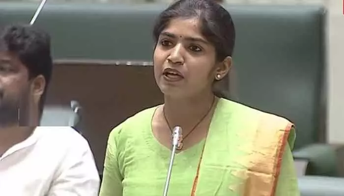 అసెంబ్లీలో కౌశిక్ రెడ్డి ప్రవర్తనపై ఎమ్మెల్యే యశస్వినీ రెడ్డి ఆగ్రహం అసెంబ్లీలో కౌశిక్ రెడ్డి ప్రవర్తనపై ఎమ్మెల్యే యశస్వినీ రెడ్డి ఆగ్రహం