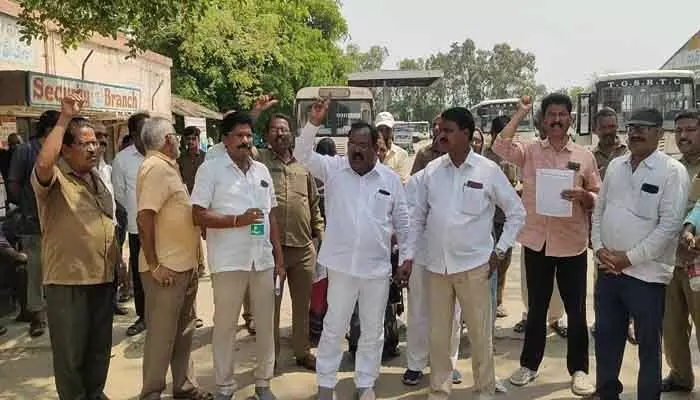 ఆర్టీసీ లో సమ్మె తప్పదు : జేఏసీ నాయకులు ఆర్టీసీ లో సమ్మె తప్పదు : జేఏసీ నాయకులు