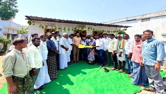 పేద కుటుంబానికి సర్పంచ్, స్నేహితుల అండ పేద కుటుంబానికి సర్పంచ్, స్నేహితుల అండ