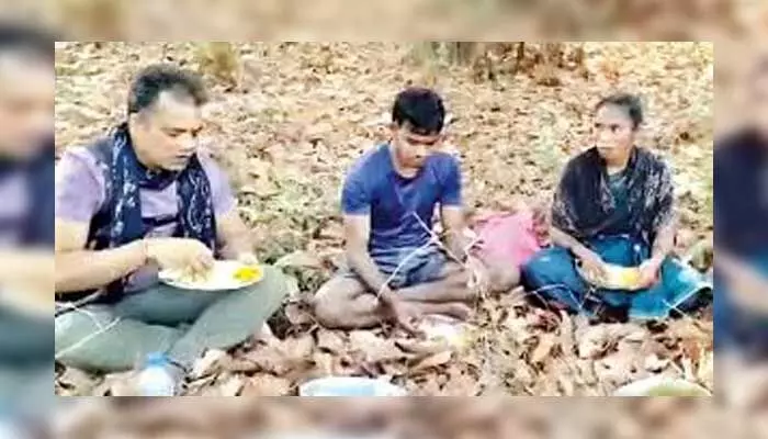 మావోయిస్టుల ఆకలి తీర్చిన ఎస్సై మావోయిస్టుల ఆకలి తీర్చిన ఎస్సై