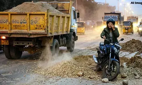 రోడ్డు ఊడ్చారు.. కుప్పలు వదిలేశారు: 15 రోజులుగా నిలిచిన పారిశుధ్య పనులు!
