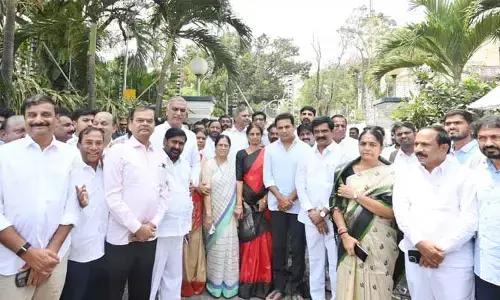 గవర్నర్‌ను కలిసిన బీఆర్ఎస్ బృందం.. మంత్రి పొంగులేటిపై ఫిర్యాదు