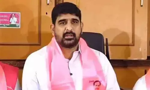 కౌశిక్ రెడ్డి ఇంటి పై కోడిగుడ్లు, ట‌మాటాల‌తో దాడి..!