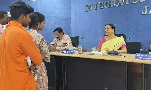 క‌న్న‌త‌ల్లిపై క‌లెక్ట‌ర్ కి ఫిర్యాదు చేసిన పిల్ల‌లు