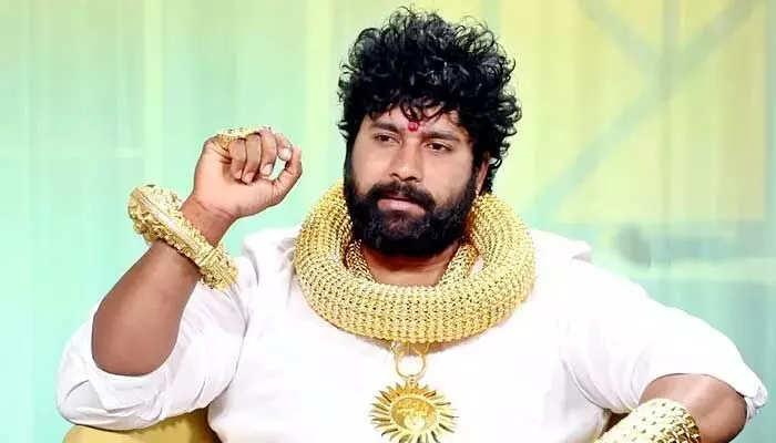 సినిమా అవకాశాల కోసమే: సూర్యాభాయ్ గోల్డ్ మ్యాన్ అవతారం! సినిమా అవకాశాల కోసమే: సూర్యాభాయ్ గోల్డ్ మ్యాన్ అవతారం!