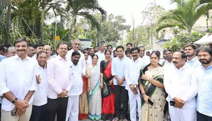 గవర్నర్ను కలిసిన బీఆర్ఎస్ బృందం.. మంత్రి పొంగులేటిపై ఫిర్యాదు గవర్నర్ను కలిసిన బీఆర్ఎస్ బృందం.. మంత్రి పొంగులేటిపై ఫిర్యాదు