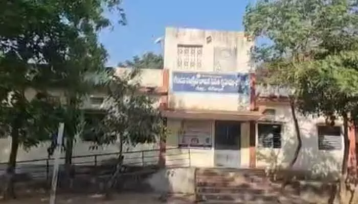 జగిత్యాల ఎస్టీ బాలుర హాస్టల్లో దారుణం జగిత్యాల ఎస్టీ బాలుర హాస్టల్లో దారుణం