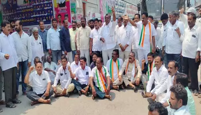కౌశిక్ రెడ్డి దిష్టి బొమ్మ దగ్దం..! కౌశిక్ రెడ్డి దిష్టి బొమ్మ దగ్దం..!