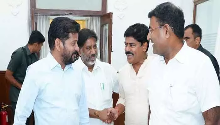 సీఎం, డిప్యూటీ సీఎంలను కలిసిన వినయ్ రెడ్డి సీఎం, డిప్యూటీ సీఎంలను కలిసిన వినయ్ రెడ్డి