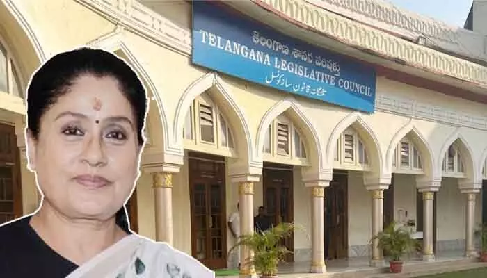 ఆ చారిత్రక తప్పిదం ప్రభుత్వం చేయొద్దు.. మండలిలో ఎమ్మెల్సీ విజయశాంతి ఫైర్ ఆ చారిత్రక తప్పిదం ప్రభుత్వం చేయొద్దు.. మండలిలో ఎమ్మెల్సీ విజయశాంతి ఫైర్