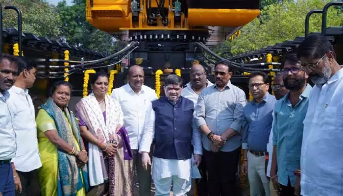 హుస్సేన్ సాగర్ క్లీనింగ్లో అంబిఫిబియస్ ఎక్స్కవేటర్ కీలక పాత్ర : మంత్రి పొన్నం హుస్సేన్ సాగర్ క్లీనింగ్లో అంబిఫిబియస్ ఎక్స్కవేటర్ కీలక పాత్ర : మంత్రి పొన్నం