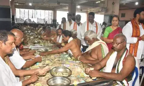 దుర్గమ్మ ఆలయంలో సిబ్బంది చేతివాటం.. బంగారం కాజేసేందుకు మాస్టర్ ప్లాన్
