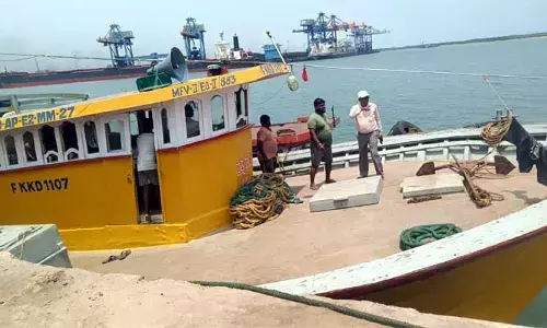 తమిళనాడు, పాండిచ్చేరి మత్స్యకారులకు ఏపీ సర్కార్ చెక్