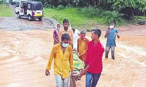 అడవిలో ఆగిన రోడ్డు... ఆస్పత్రికి వెళ్లాలంటే 40 కి.మీ. నడవాల్సిందే
