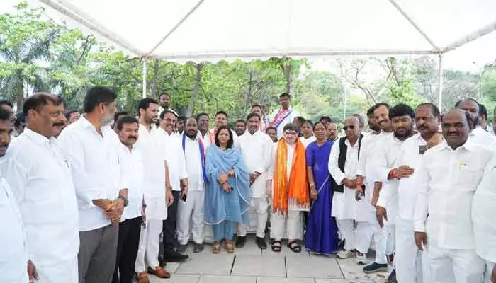 లేక్ వ్యూ పార్క్లో 16 అడుగుల ఎత్తులో పూలే విగ్రహాలు లేక్ వ్యూ పార్క్లో 16 అడుగుల ఎత్తులో పూలే విగ్రహాలు