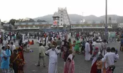 తిరుమలలో వీకెండ్ రష్ షురూ.. శిలాతోరణం వరకూ క్యూలైన్! తిరుమలలో వీకెండ్ రష్ షురూ.. శిలాతోరణం వరకూ క్యూలైన్!