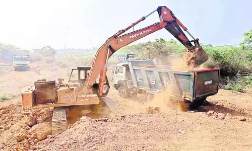 మ‌ట్టితో కాసుల వేట‌!