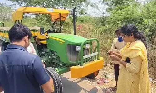 ఇసుక దోపిడీదారులపై కలెక్టర్ రుద్రరూపం.. మూడు ట్రాక్టర్లు సీజ్