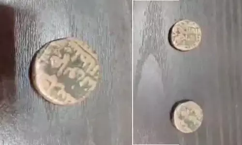 VIRAL: పొలంలో బయటపడిన నిధి.. ఏకంగా 70 పురాతన నాణేల లభ్యం
