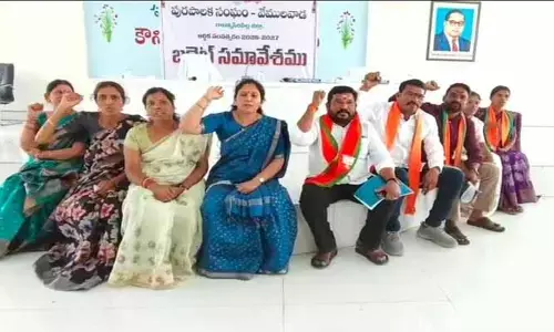మున్సిపల్ కార్యాలయంలో  కౌన్సిలర్ల నిరసన