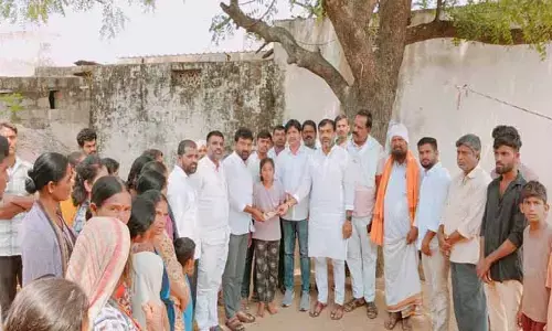 బాధిత కుటుంబానికి బీఆర్ఎస్ నాయకుల భరోసా