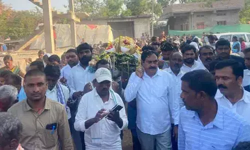 బీఆర్ఎస్ నేత పాడే మోసిన ఎర్ర‌బెల్లి ద‌యాక‌ర్ రావు