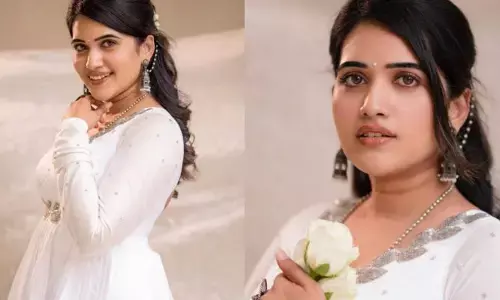 Sravanthi: వైట్ ఫ్రాక్‌లో స్టైలిష్ పోజులతో మైమరపిస్తున్న క్యూట్ యాంకర్