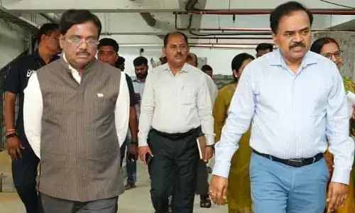 నెలకు రూ.2 లక్షల వేతనాలు లభ్యం : మంత్రి వివేక్