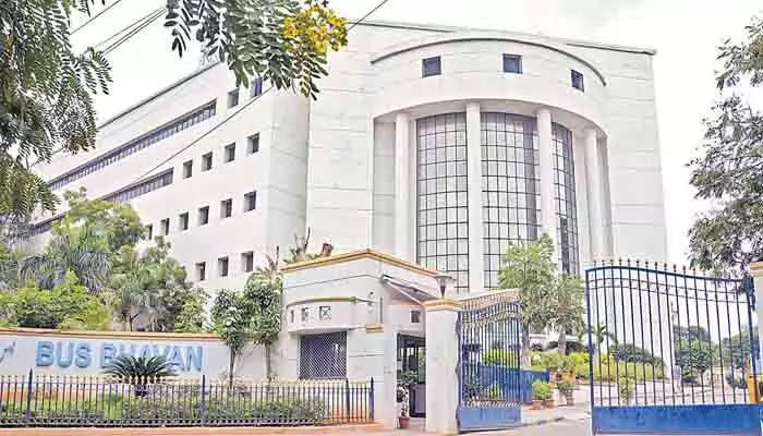బస్ భవన్లో ‘ఏ’ బ్లాక్ స్వాధీనం.. తాళాలు పగలగొట్టిన ఐటీ, జీఎస్టీ అధికారులు బస్ భవన్లో ‘ఏ’ బ్లాక్ స్వాధీనం.. తాళాలు పగలగొట్టిన ఐటీ, జీఎస్టీ అధికారులు