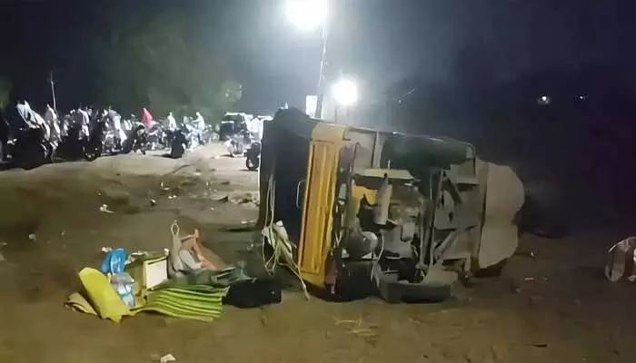 ధర్మపురిలో లారీ బీభత్సం.. స్పాట్లోనే ముగ్గురు దుర్మరణం ధర్మపురిలో లారీ బీభత్సం.. స్పాట్లోనే ముగ్గురు దుర్మరణం