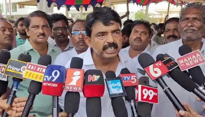 కేసీఆర్ కాళ్లు పట్టుకునైనా సరే మీ అంతు చూస్తా: మాజీ మంత్రి కీలక వ్యాఖ్యలు కేసీఆర్ కాళ్లు పట్టుకునైనా సరే మీ అంతు చూస్తా: మాజీ మంత్రి కీలక వ్యాఖ్యలు