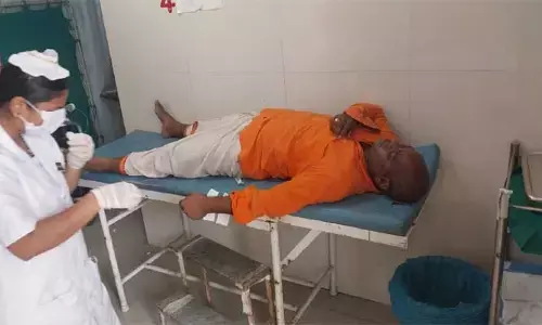 టైరు పేలి చెట్టును ఢీకొట్టిన కారు..!