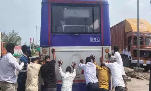 బ‌స్సును వెన‌కాల నుంచి తోసిన ప్ర‌యాణికులు