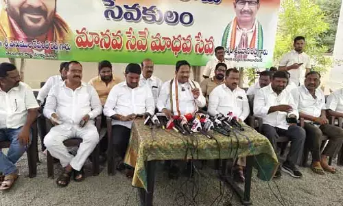 తెలంగాణ నీటి వ్య‌వ‌స్థ  చిన్నా భిన్నం కి కేసీఆర్, హ‌రీశ్ రావులే కార‌కులు : ప్ర‌భుత్వ చీఫ్ విప్ యెన్నం శ్రీనివాస్ రెడ్డి