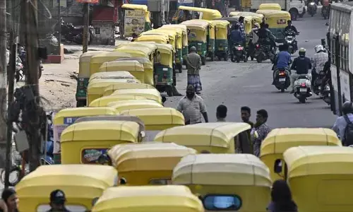 CNG గ్యాస్ కష్టాలు.. వందలాది ఆటోల క్యూ