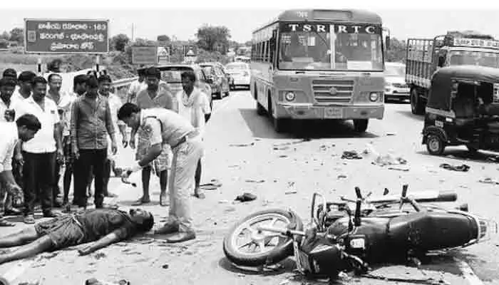 రహదారుల రక్త దాహం.. జాతీయ రహదారిపై నిత్య ప్రమాదాలు రహదారుల రక్త దాహం.. జాతీయ రహదారిపై నిత్య ప్రమాదాలు