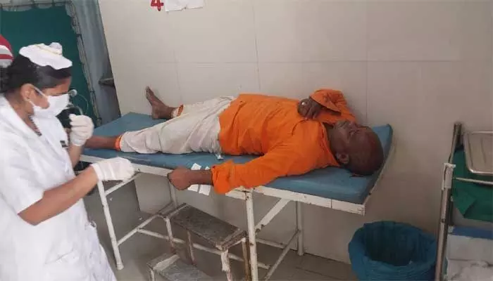 టైరు పేలి చెట్టును ఢీకొట్టిన కారు..! టైరు పేలి చెట్టును ఢీకొట్టిన కారు..!